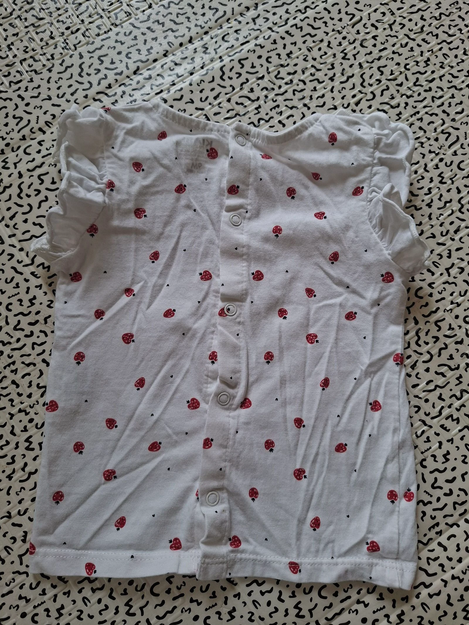 T-shirt bebê menina Kiabi 9 meses 71 cm algodão orgânico branco morangos mangas com babado – photo 2